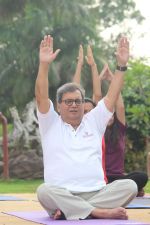 Subhash Ghai doing yoga practice along with his daughter and grandchildren at Whistling Woods International on 15th June 2017 (12)_5942a12174a32.JPG