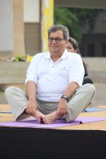 Subhash Ghai doing yoga practice along with his daughter and grandchildren at Whistling Woods International on 15th June 2017 (21)_5942a1431e75b.JPG