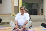 Subhash Ghai doing yoga practice along with his daughter and grandchildren at Whistling Woods International on 15th June 2017 (22)_5942a12825296.JPG