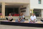 Subhash Ghai doing yoga practice along with his daughter and grandchildren at Whistling Woods International on 15th June 2017 (23)_5942a128d6a17.JPG