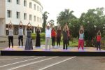 Subhash Ghai doing yoga practice along with his daughter and grandchildren at Whistling Woods International on 15th June 2017 (24)_5942a129a9546.JPG