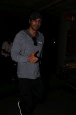 Arjun Rampal Spotted At Airport on 15th June 2017 (1)_59437b8172ace.JPG