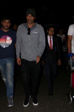 Arjun Rampal Spotted At Airport on 15th June 2017 (2)_59437b82a7e07.JPG