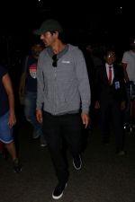 Arjun Rampal Spotted At Airport on 15th June 2017 (3)_59437b83bfcf9.JPG