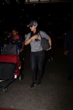 Preity Zinta Spotted At Airport on 15th June 2017 (2)_59437c2b2e8eb.JPG
