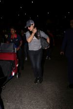 Preity Zinta Spotted At Airport on 15th June 2017 (5)_59437c49d4852.JPG