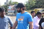 Jackky Bhagnani at Chimbai Beach Clean Up Drive By BMC on 18th June 2017 (28)_594679067c1a6.JPG