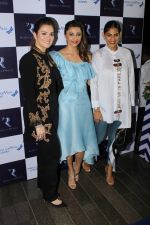 Daisy Shah,Rebecca Dewan at Bahraini Royal Fashion Store on 20th June 2017 (55)_5949efb9531e4.JPG