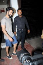 Shahid Kapoor spotted At Bastian Restaurant on 20th June 2017 (5)_5949e9b5c6e6d.JPG
