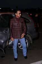 Gulshan Grover at the Airport on 21st June 2017 (2)_594b33ee17f01.JPG