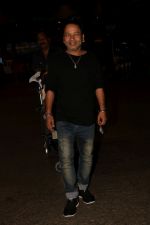 Kailash Kher spotted at the Airport on 23rd June 2017 (4)_594dd45862966.JPG