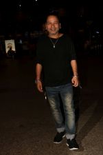 Kailash Kher spotted at the Airport on 23rd June 2017 (6)_594dd459b7f83.JPG