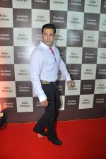 Salman Khan at Baba Siddique Iftar Party in Mumbai on 24th June 2017 (166)_594f9de428669.JPG