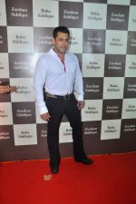 Salman Khan at Baba Siddique Iftar Party in Mumbai on 24th June 2017 (173)_594f9def34a04.JPG