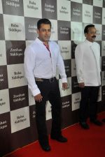 Salman Khan at Baba Siddique Iftar Party in Mumbai on 24th June 2017 (178)_594f9df6e7b51.JPG
