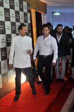Salman Khan at Baba Siddique Iftar Party in Mumbai on 24th June 2017 (228)_594f9dfa07590.JPG