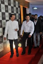 Salman Khan at Baba Siddique Iftar Party in Mumbai on 24th June 2017 (229)_594f9dfbce23a.JPG