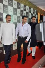 Salman Khan at Baba Siddique Iftar Party in Mumbai on 24th June 2017 (233)_594f9e02130be.JPG