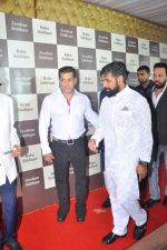 Salman Khan at Baba Siddique Iftar Party in Mumbai on 24th June 2017 (238)_594f9e09d315e.JPG