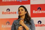 Parineeti Chopra at Reliance Digital to Shop for latest technology on 30th June 2017 (18)_595654ee14426.JPG