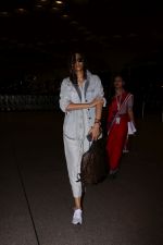 Sonam Kapoor Spotted At Airport on 29th June 2017 (10)_5955be075ede0.JPG
