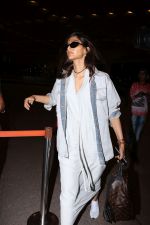 Sonam Kapoor Spotted At Airport on 29th June 2017 (15)_5955be0ca076f.JPG