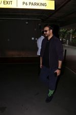 Vivek Oberoi Spotted At Airport on 30th June 2017 (8)_59565380aee69.JPG
