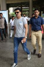 Manoj Bajpayee Spotted At Airport on 3rd July 2017 (4)_595a4425e2fa1.JPG