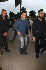 Salman Khan Spotted At Airport on 2nd July 2017 (1)_595a444017c9c.JPG