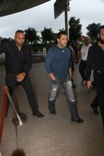 Salman Khan Spotted At Airport on 2nd July 2017 (8)_595a444bc5c2a.JPG