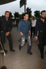 Salman Khan Spotted At Airport on 2nd July 2017 (9)_595a444d78659.JPG