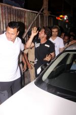 Shah Rukh Khan, Imtiaz Ali Spotted At Khar Social on 3rd July 2017 (20)_595b40238fd8b.JPG