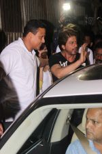 Shah Rukh Khan, Imtiaz Ali Spotted At Khar Social on 3rd July 2017 (9)_595b401b08423.JPG