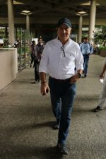 Anupam Kher Spotted At Airport on 5th July 2017 (8)_595cbfc80fce5.JPG