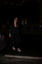 Kareena Kapoor snapped at airport on 7th July 2017 (3)_59604703cbcfb.JPG