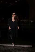 Kareena Kapoor snapped at airport on 7th July 2017 (6)_596047072c1bc.JPG