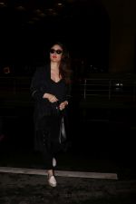 Kareena Kapoor snapped at airport on 7th July 2017 (8)_59604709867f7.JPG