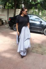 Neha Dhupia Spotted before The Recording Of their Episode NoFilterNeha Season 2 on 10th July 2017 (70)_596388d3a286e.JPG