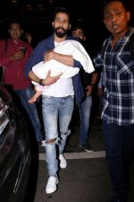 Shahid Kapoor leaving For IIFA New York City on 11th July 2017 (90)_5964532af0d88.JPG