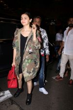Alia Bhatt snapped in Mumbai airport leaving For IIFA which will held in New York on 11th July 2017 (82)_5965e6e71f424.JPG