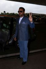 Gulshan Grover Spotted At Airport on 11th July 2017 (7)_5965b1f650c7e.JPG