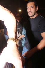Salman Khan snapped in Mumbai airport leaving For IIFA which will held in New York on 11th July 2017 (40)_5965e7126b3ba.JPG