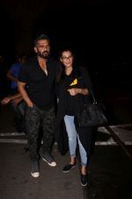 Suniel Shetty, Mana Shetty snapped in Mumbai airport leaving For IIFA which will held in New York on 11th July 2017 (67)_5965e757c03d5.JPG