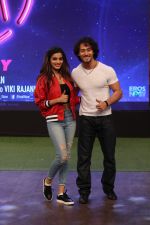 Tiger Shroff, Nidhhi Agerwal at the Launch Of Song Beparwah on the sets of The Kapil Sharma Show on 13th July 2017 (201)_596863c99e400.JPG