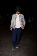Irrfan Khan Spotted At Airport on 14th July 2017 (9)_59698752dc1f8.JPG