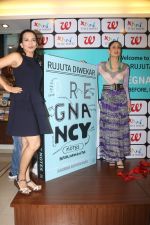 Kareena Kapoor Khan, Rujuta Diwekar at the Launch of book Pregnancy Notes Before During and After on 15th July 2017 (14)_596a48de857e3.JPG