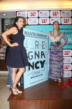 Kareena Kapoor Khan, Rujuta Diwekar at the Launch of book Pregnancy Notes Before During and After on 15th July 2017 (15)_596a48dfa556e.JPG