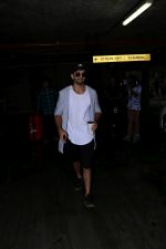 Himansh Kohli Spotted At Airport Returns From IIFA on 18th July 2017 (11)_596db2ef65e1a.JPG