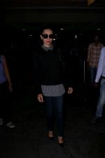 Karisma Kapoor Spotted At Airport Returns From IIFA on 18th July 2017 (5)_596db313497c3.JPG