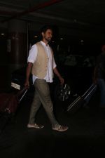 Kunal Kapoor Spotted At Airport Returns From IIFA on 17th July 2017 (29)_596d7a12d7344.JPG